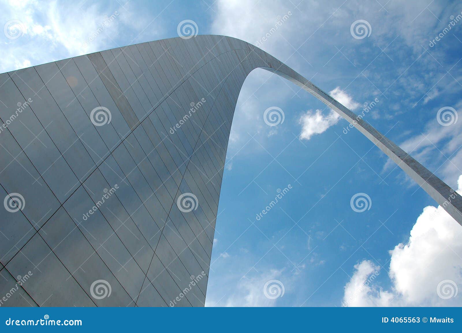 Arco de St Louis em Missouri. Gateway ao arco ocidental em St Louis, Missouri