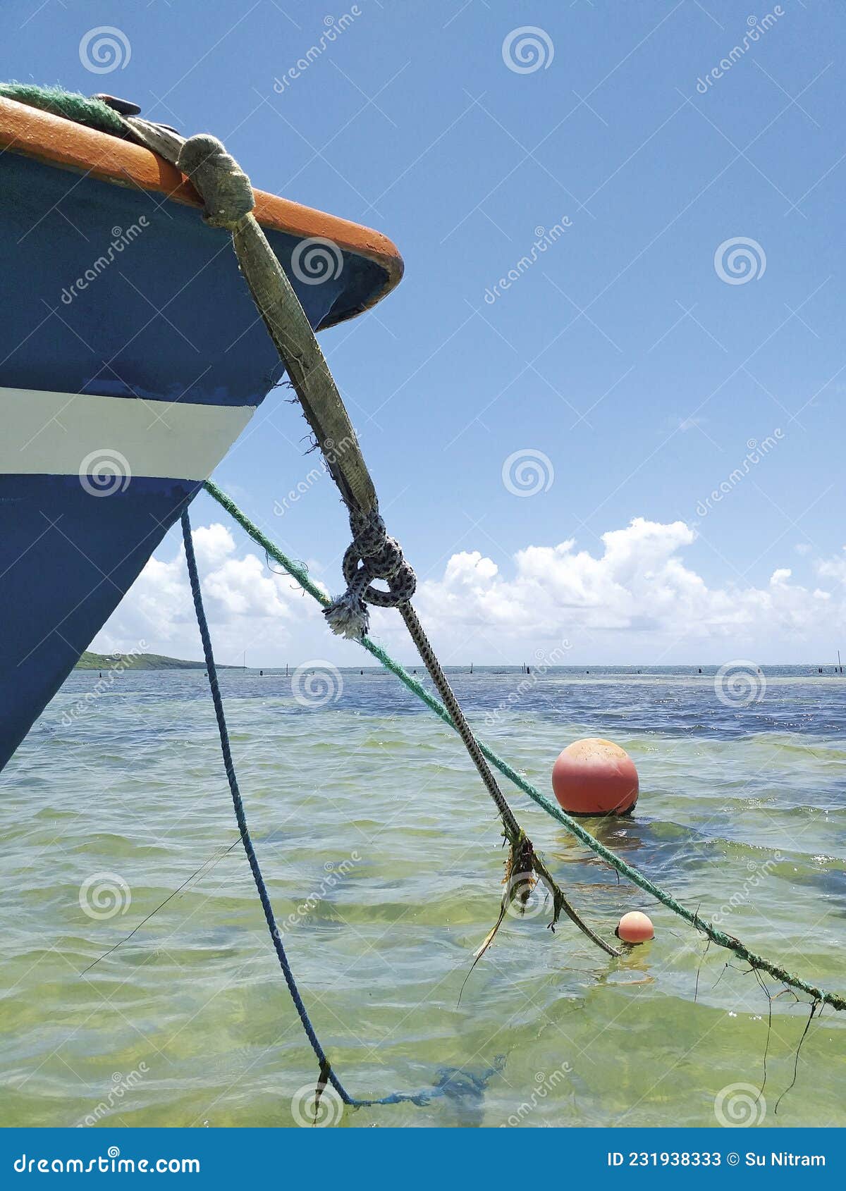 Arco De Un Típico Barco De Pesca Caribeño Encadenado a Una Boya