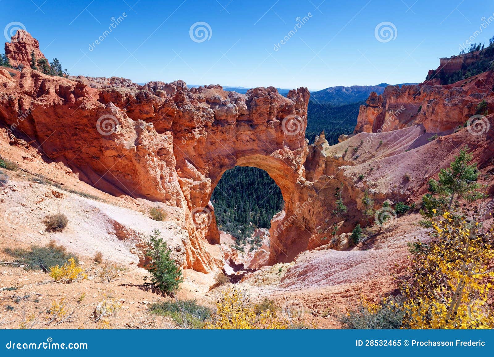 Arco di pietra naturale al canyon di Bryce, U.S.A.