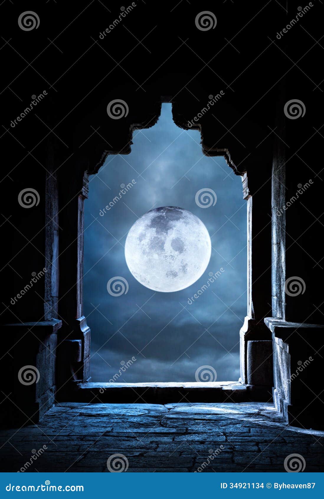 Arco e luna piena fotografia stock. Immagine di notte 34921134