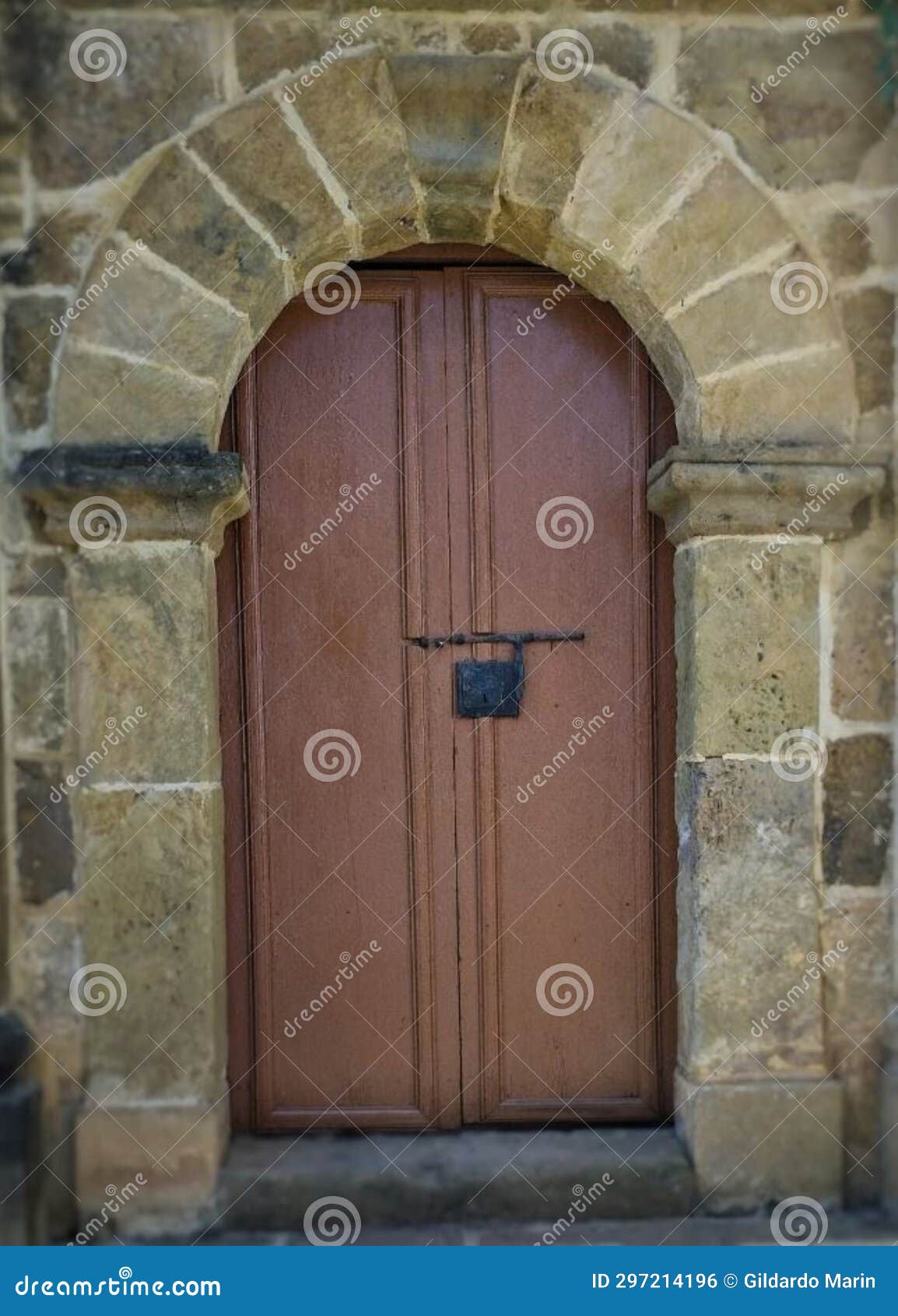 arco en piedra con puerta en madera.