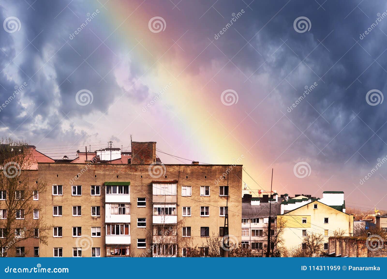 Arco iris en el cielo. Después de que una lluvia con una tempestad de truenos que el sol sale rápidamente sus haces brillantes pasan a través de una lluvia que se descompone en gotas de lluvia de millones - prismas