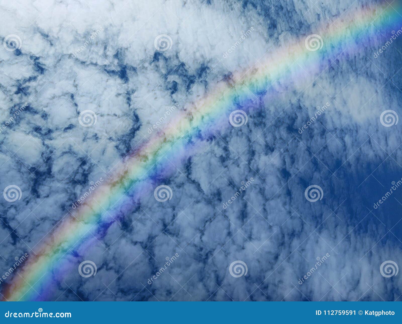 Ocurrencia Jugando ajedrez Deliberadamente Arco Iris a Través De La Formación De La Nube En El Cielo Imagen de archivo  - Imagen de nube, exterior: 112759591