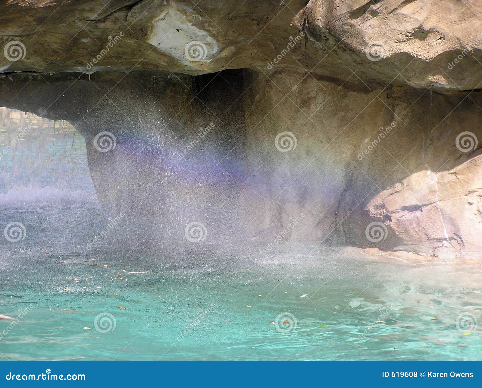 Arco iris tropical. Arco iris en aerosol de la cascada