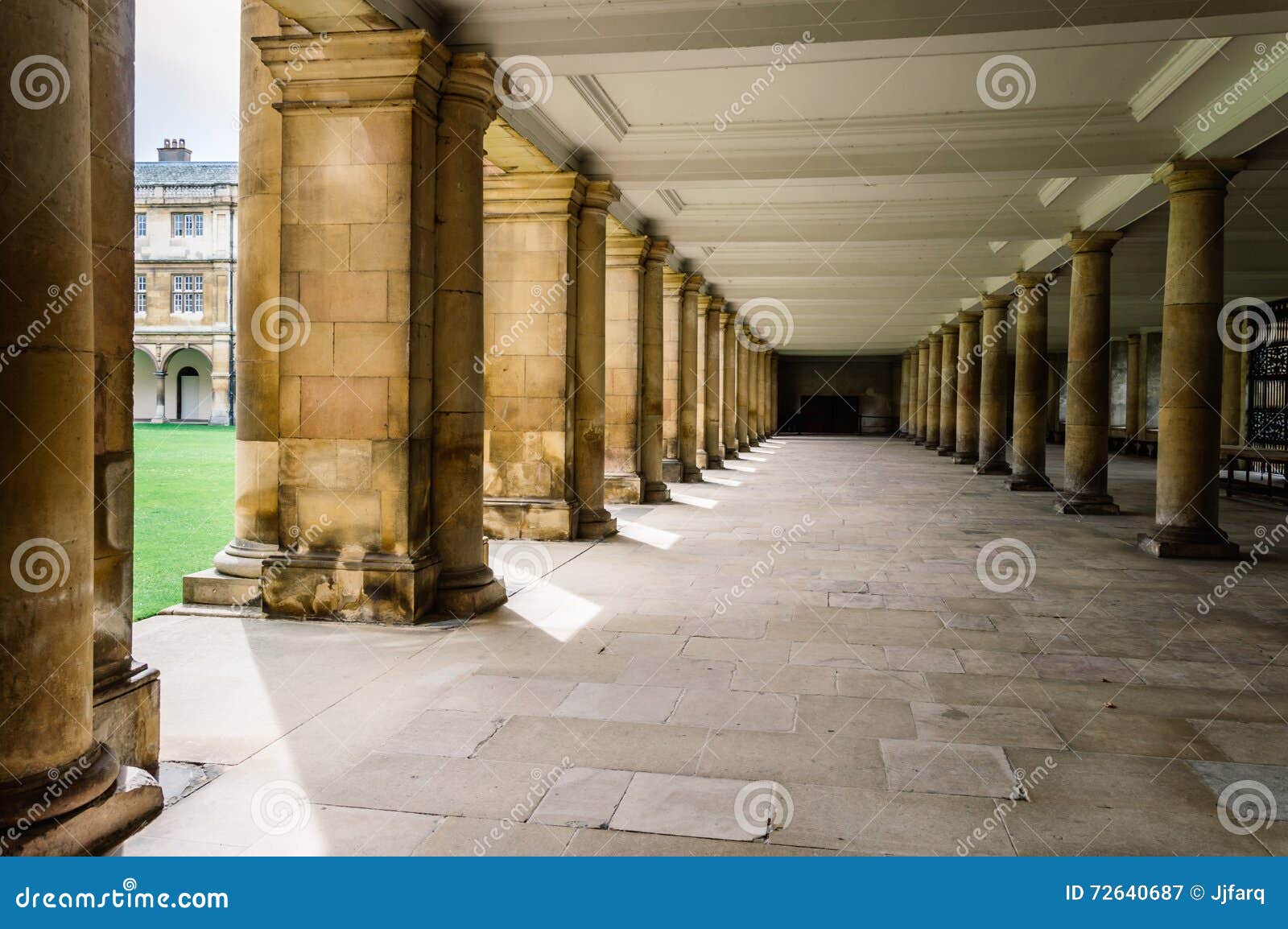 Arco nella città universitaria. CAMBRIDGE, REGNO UNITO - 11 AGOSTO 2015: Arco in Wren Library a Cambridge Wren Library è la biblioteca della Trinity College a Cambridge È stato progettato da Christopher Wren nel 1676 ed è stato completato nel 1695