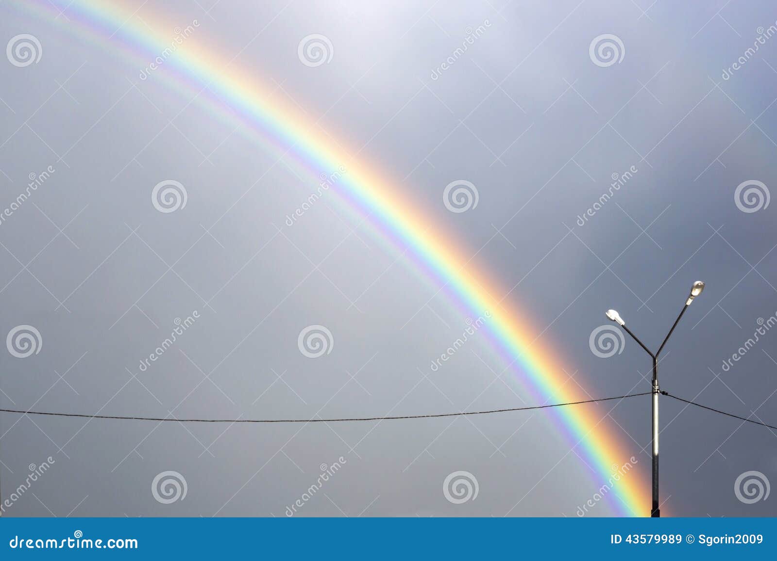 Arcobaleno nel cattivo cielo. Arcobaleno vivo nel cattivo cielo della città