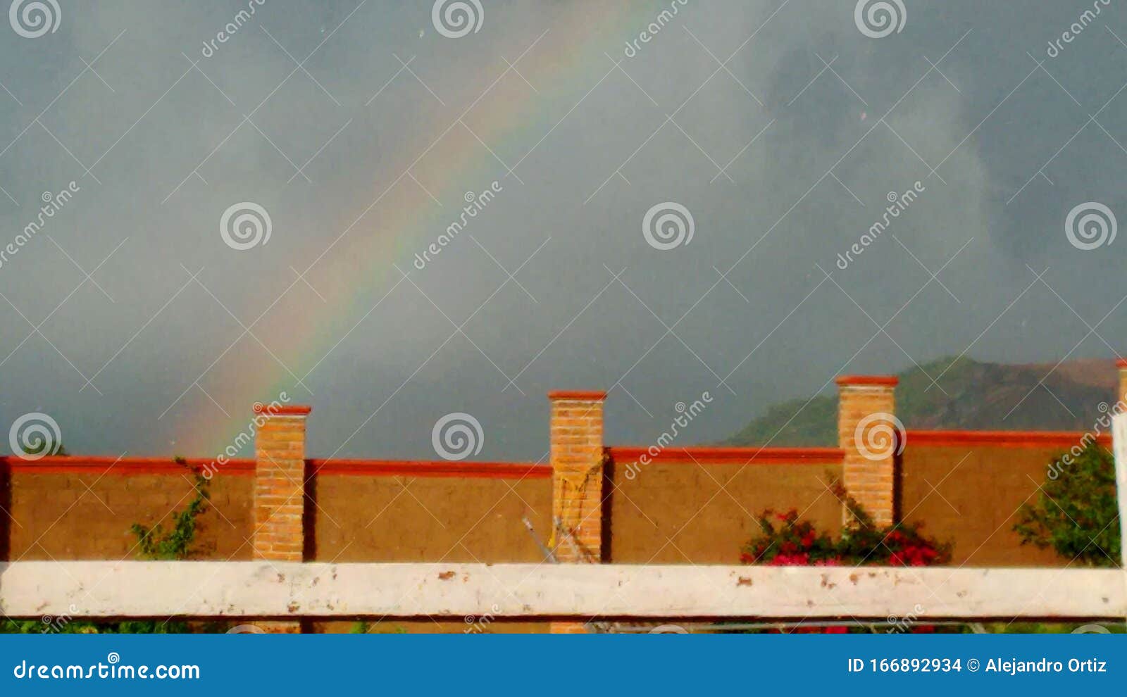 arcoiris en el rancho mientras llueve