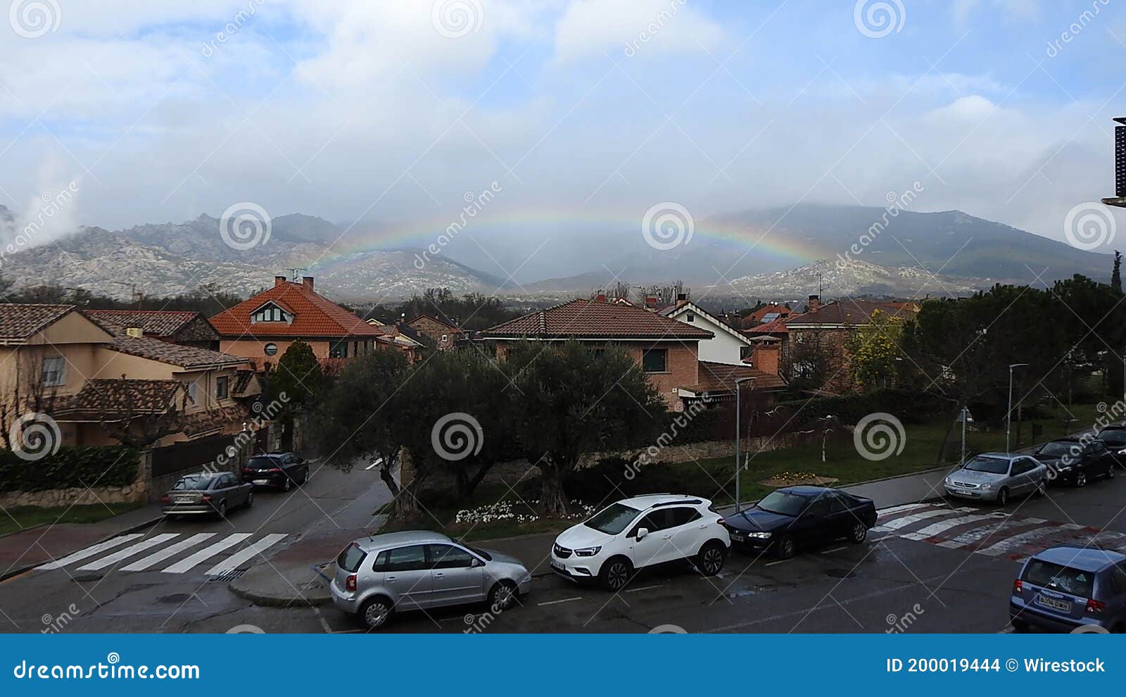 arcoiris en paisaje idilico de naturale