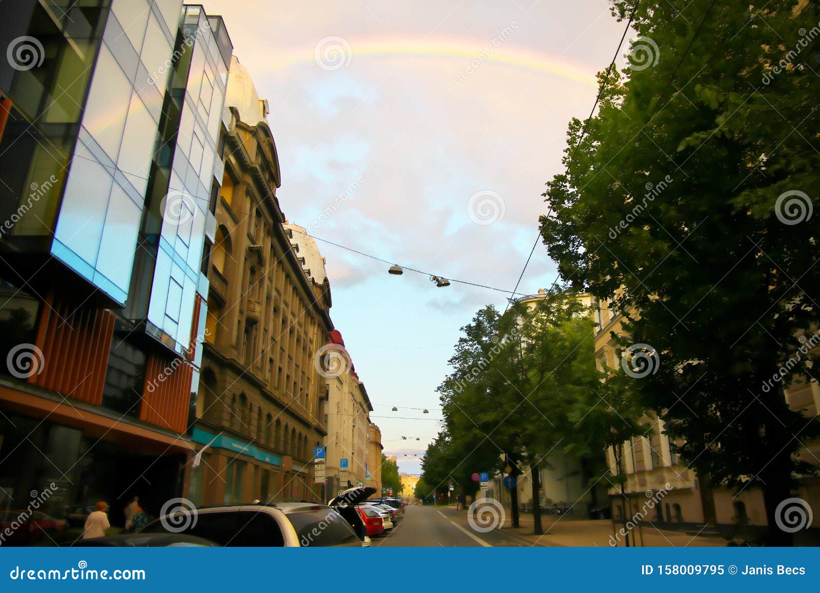 Arcoiris Sobre La Calle De La Ciudad Reflexionando En Las Ventanas Del