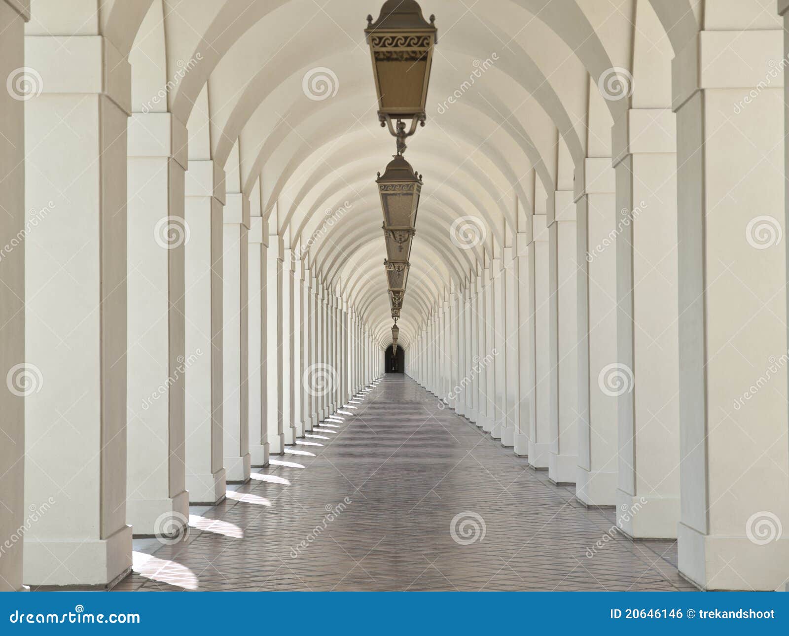 Arcos Del Patio De Ayuntamiento De Pasadena Foto de archivo Imagen de