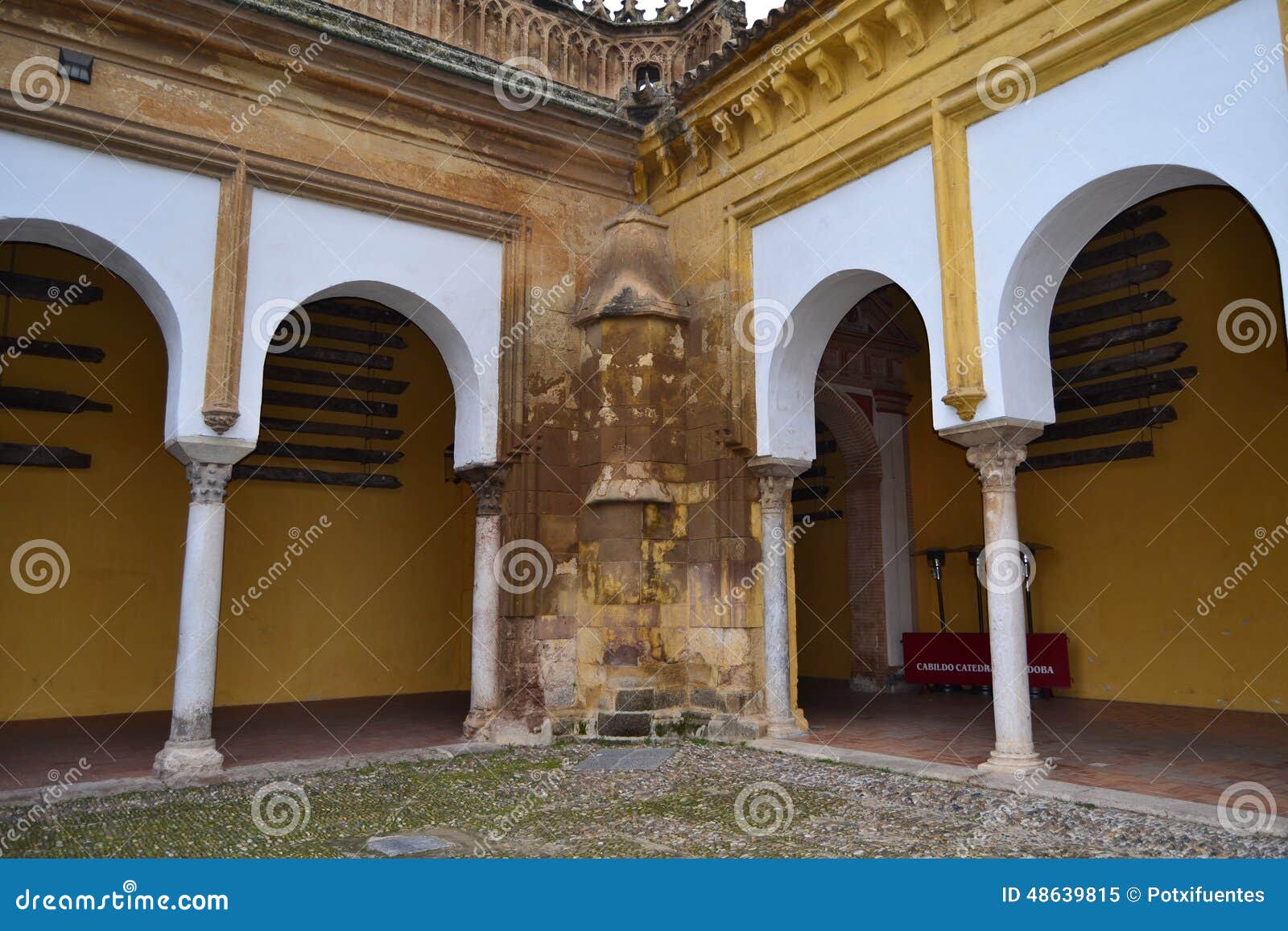 arcos en el patio de los naranjos