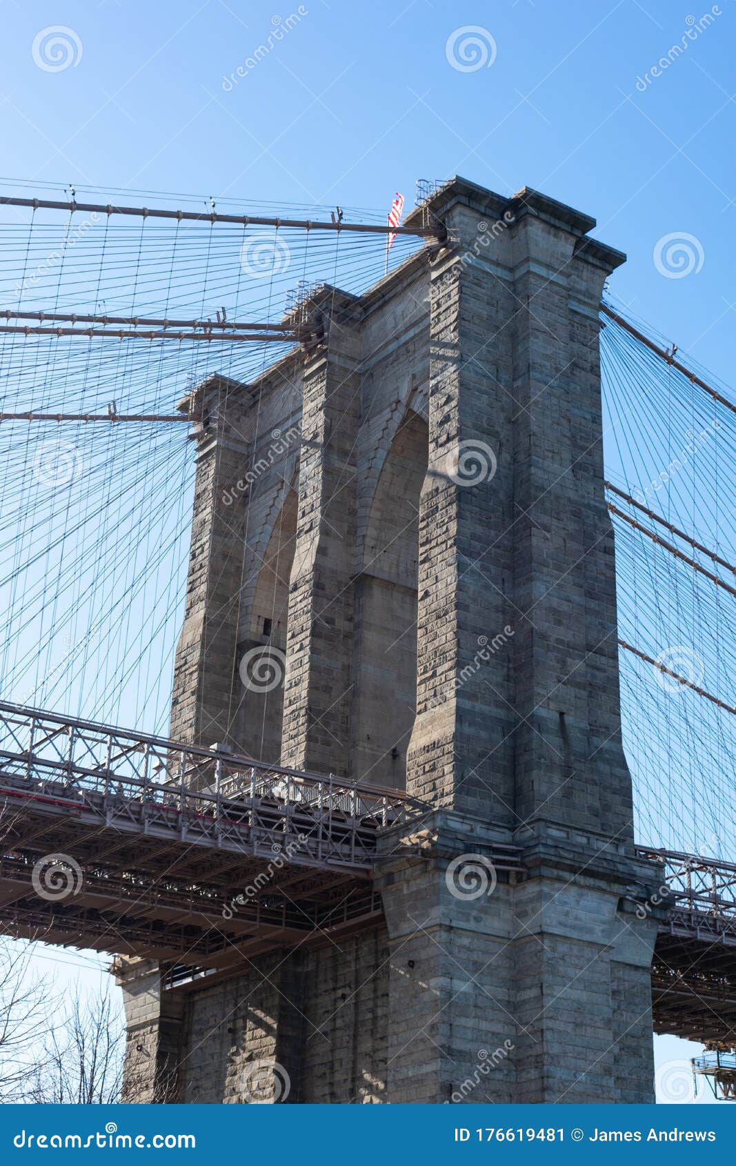 Arcos En El Puente De Brooklyn Vistos Desde Dumbo Brooklyn En La Ciudad De  Nueva York Imagen de archivo - Imagen de puente, nuevo: 176619481