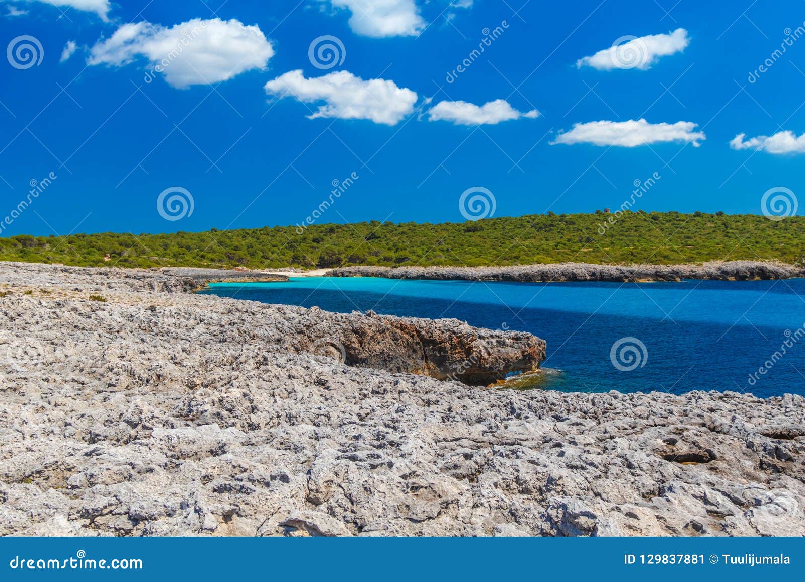 Area del DES Talaier di Cala all'isola di Menorca. Isola Rocky Sea Coast Mediterraneo del sud, area del DES Talaier di Cala, Isole Baleari, Spagna di Menorca