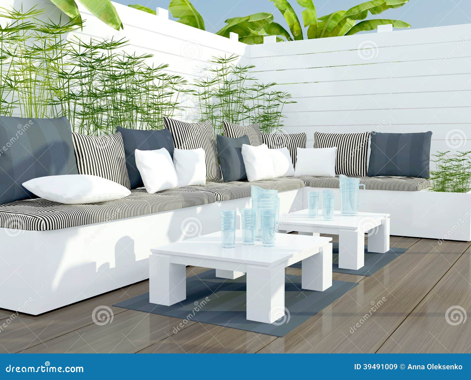 Area di disposizione dei posti a sedere all'aperto del patio. Area di disposizione dei posti a sedere all'aperto del patio con il grandi sofà e tavola bianchi.