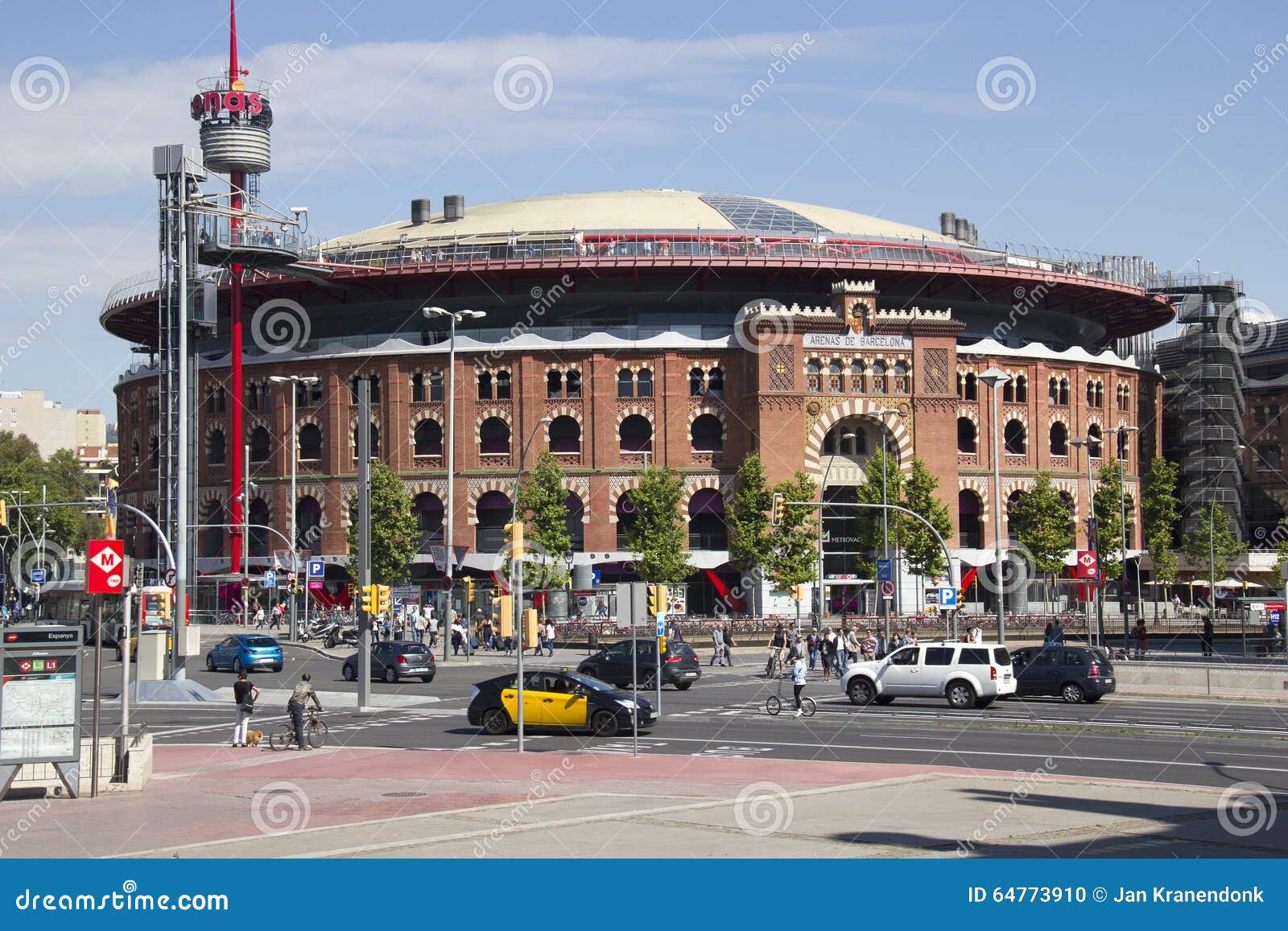 Arena de Barcelona, Espanha. Barcelona, Espanha - 24 de maio de 2015: A arena da tourada de Barcelona, renovada e mudada em um shopping em Barcelona, Espanha o 24 de maio de 2015