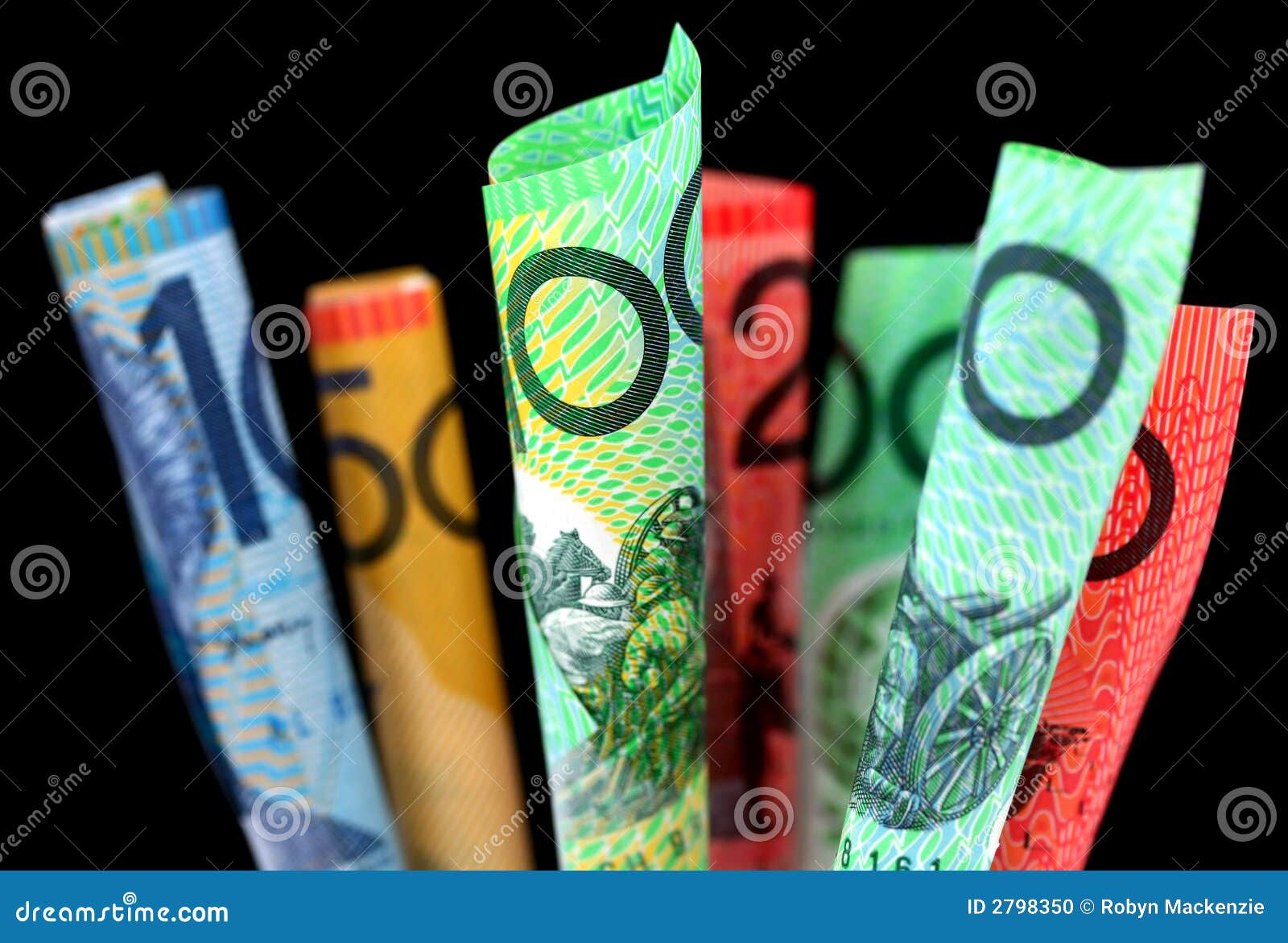 Argent australien. Le ~ australien d'argent furled les notes australiennes, avec le fond noir. Orientation sur la note de l'avant $100.