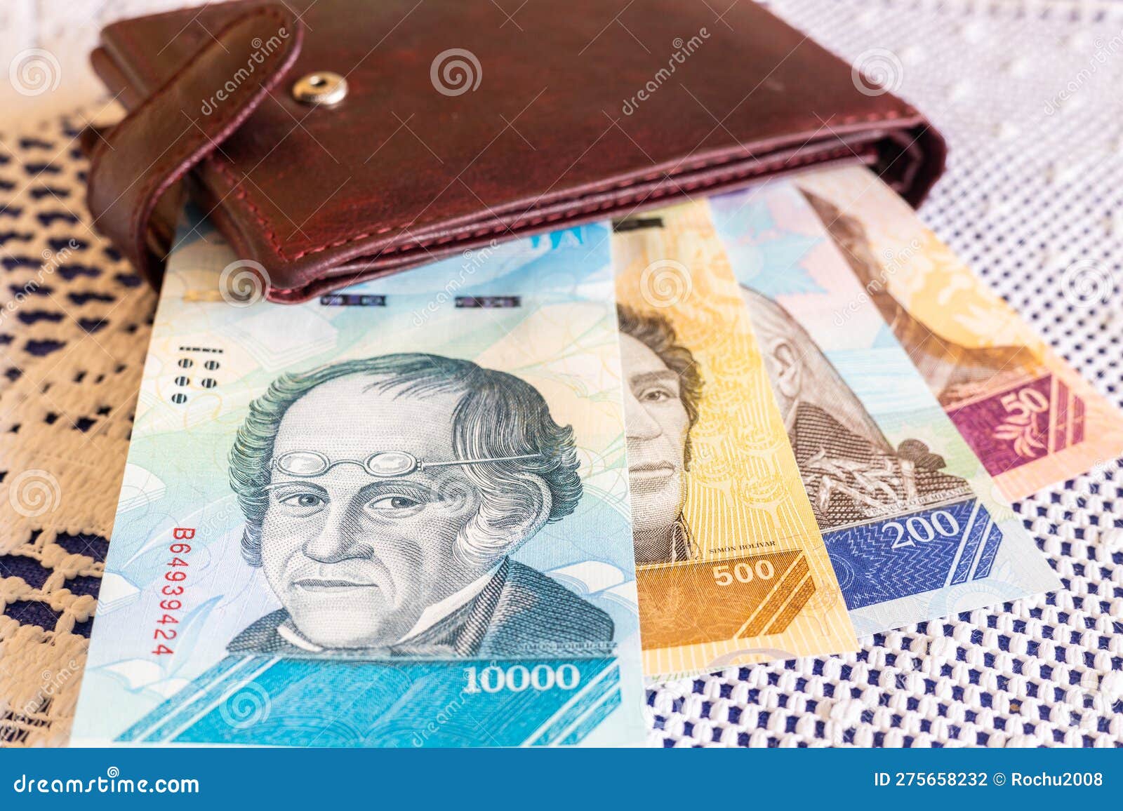 Argent Vénézuélien Sortant D'un Porte-monnaie Marron Allongé Sur