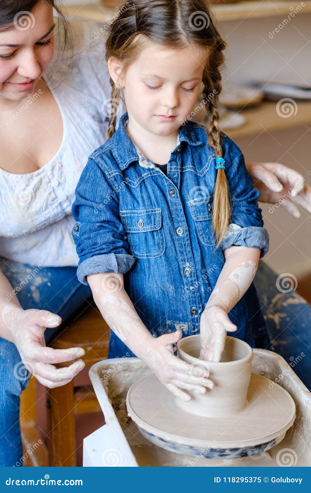 Argile Créatif De Fille D'art De Loisirs De Poterie De Passe-temps D'enfant  Image stock - Image du poterie, artistique: 118295375