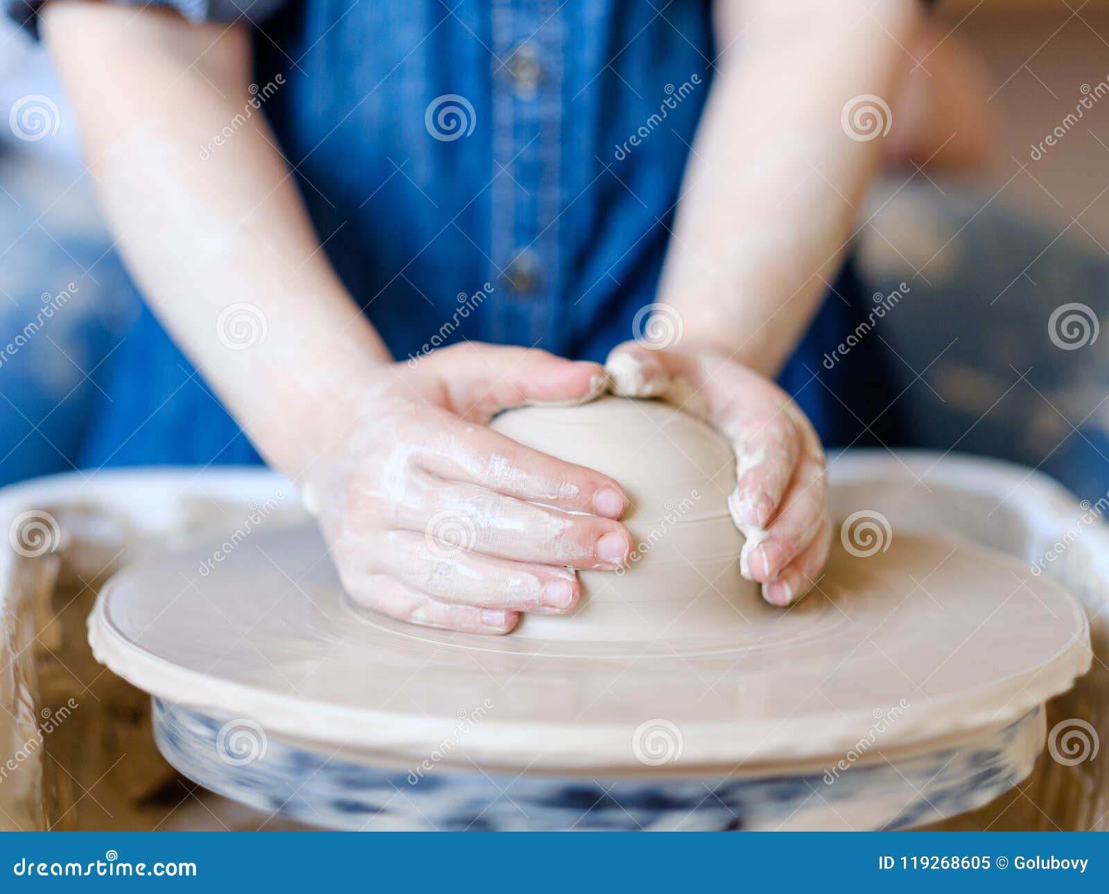 Argile Créatif De Fille D'art De Loisirs De Poterie De Passe-temps D'enfant  Image stock - Image du poterie, artistique: 118295375