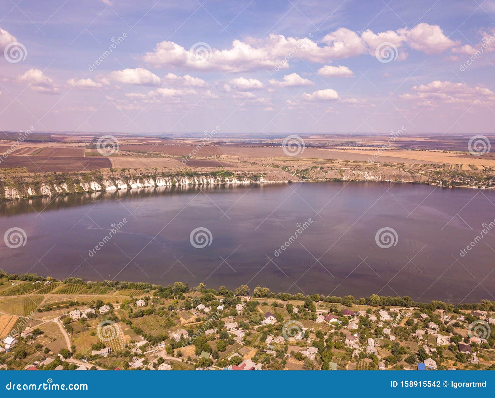 Arial view over de rivier en het kleine dorp in het najaar Republiek Moldavië Molovata