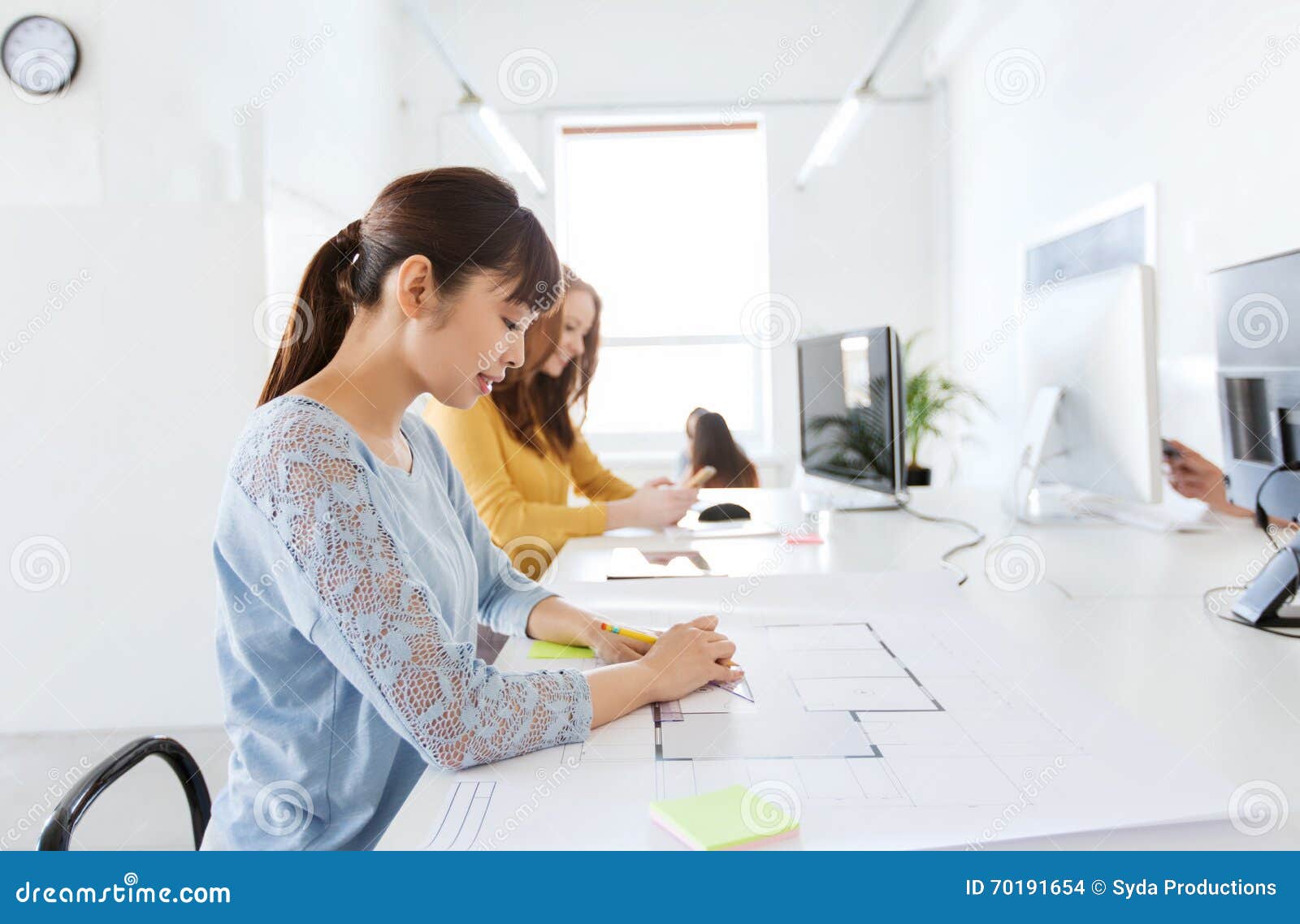 Arkitektkvinnateckning på ritning på kontoret. Affärs-, start- och folkbegrepp - asiatisk arkitekt eller idérik kvinnlig kontorsarbetare med linjal- och blyertspennateckningen på ritning