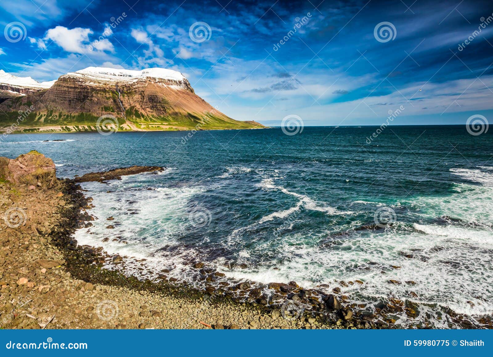 Arktyczny morze i linia brzegowa w Iceland