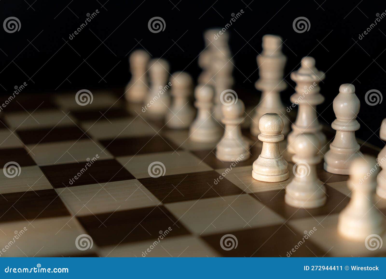 Armação De Um Tabuleiro De Xadrez Instalado Na Sua Posição Inicial Com Peças  De Xadrez Brancas Clássicas Imagem de Stock - Imagem de branco, marfim:  272944411