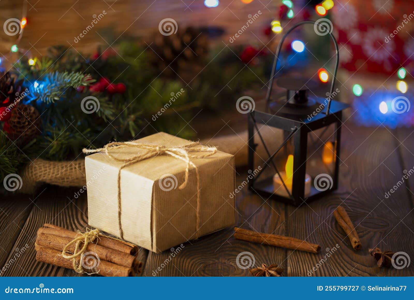 Árvore de natal decorada em tons suaves de rosa com caixas de presentes no  interior clássico