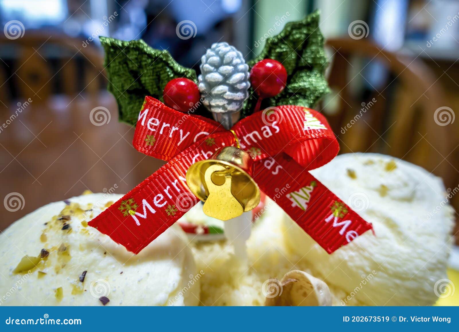 Armação De Uma Pequena Decoração De Natal Em Cima De Um Bolo Congelado  Imagem de Stock - Imagem de projeto, confunto: 202673519