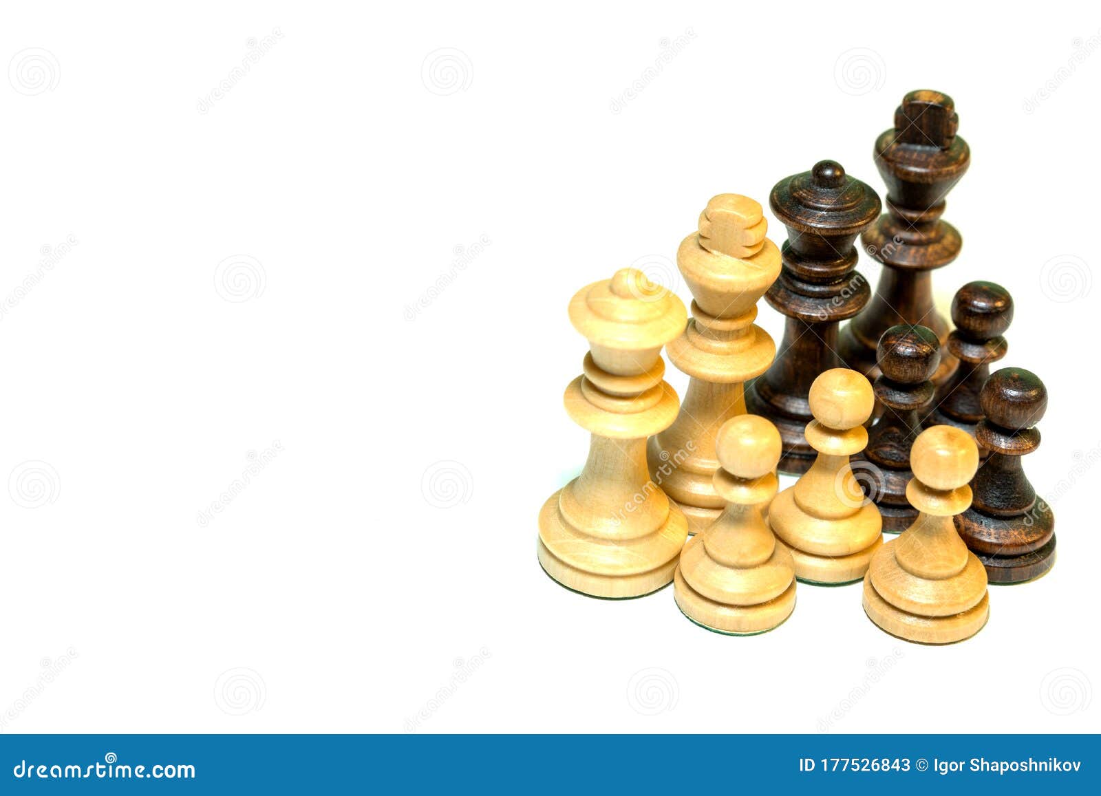 A composição das peças de xadrez isoladas no fundo branco