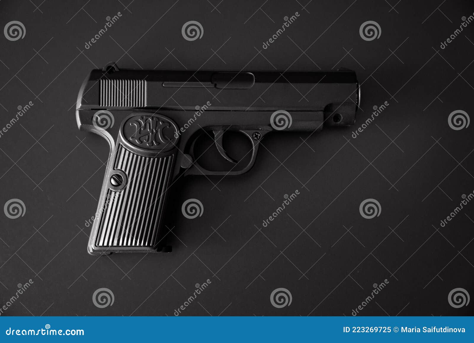 Parte da arma preta de brinquedo em um fundo branco. brinquedos perigosos.  arma. jogos e passatempos masculinos. proibição de porte de armas.