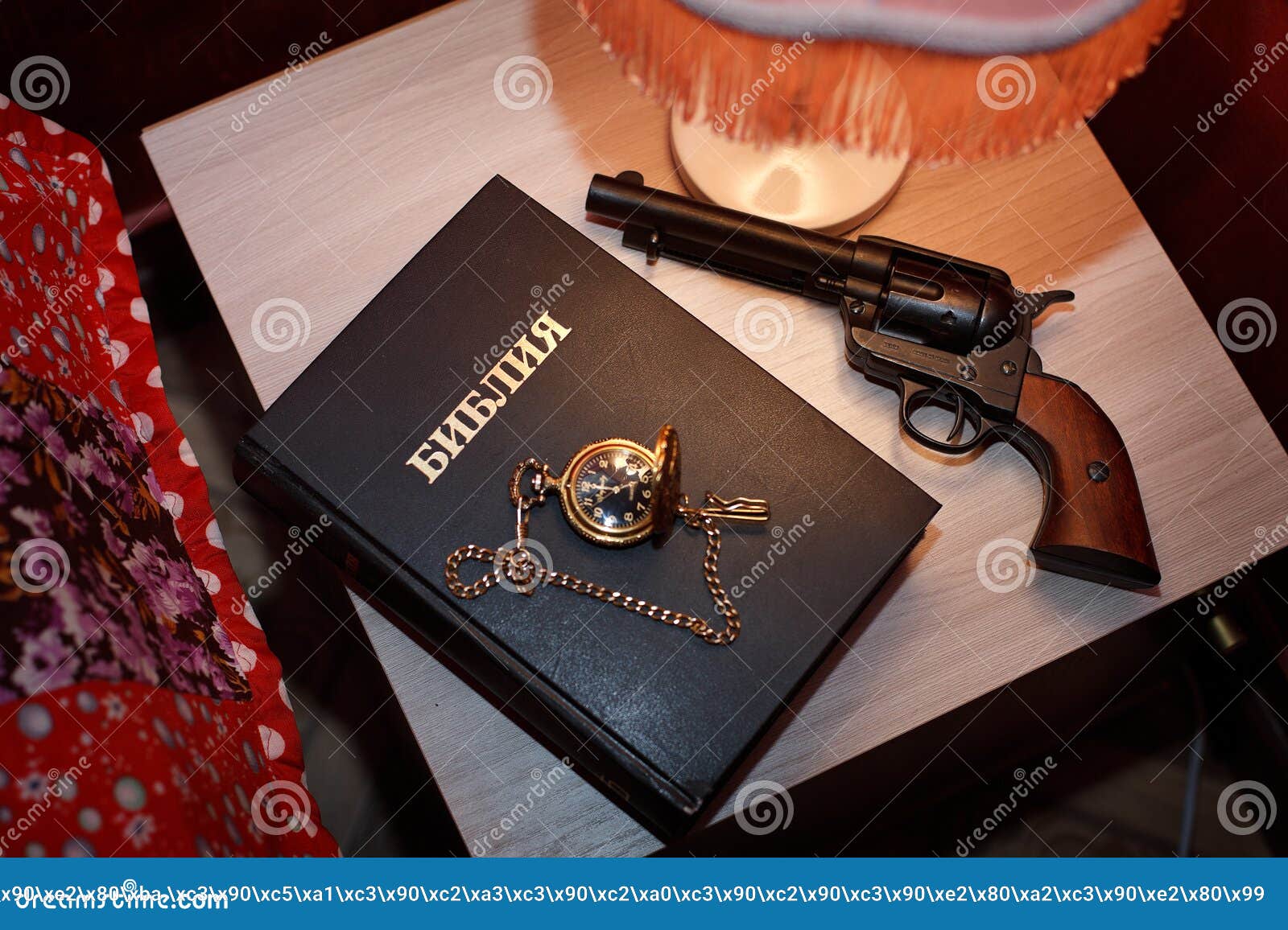 A Arma Do Relógio De Bolso Da Bíblia Sagrada Imagem de Stock - Imagem de  arma, conceitos: 80875055, image size:1600x1156