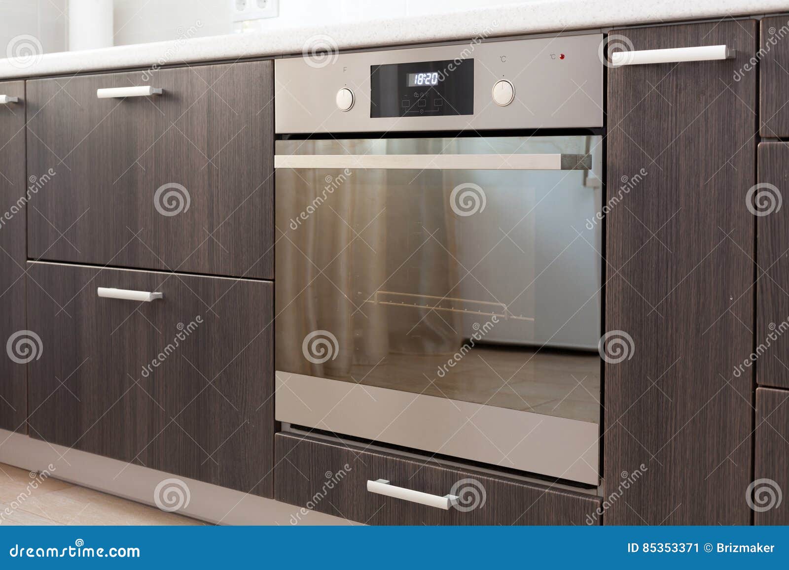 Armadi Da Cucina Con Le Maniglie Del Metallo Ed Il Forno Elettrico ... Armadi Da Cucina Con Le Maniglie Del Metallo Ed Il Forno Elettrico ...