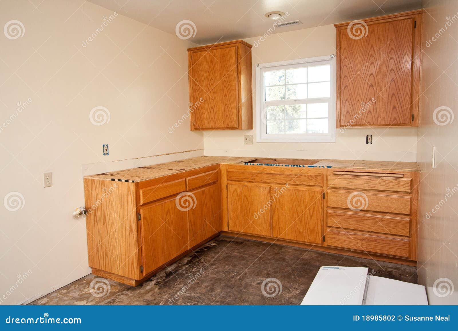 Armadi da cucina senza controsoffitto fotografia stock immagine ...