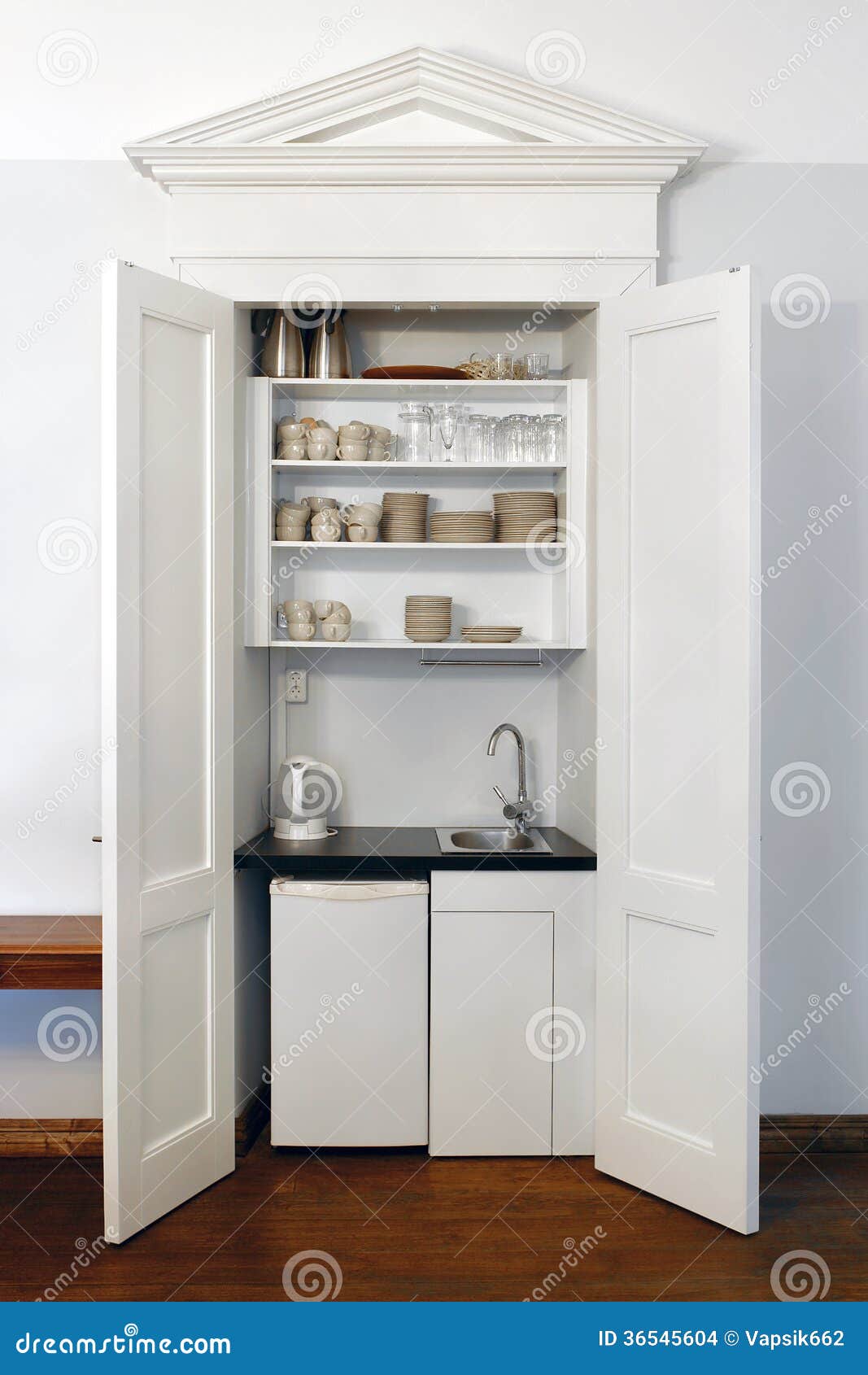 Armadio da cucina. fotografia stock. Immagine di ufficio ...