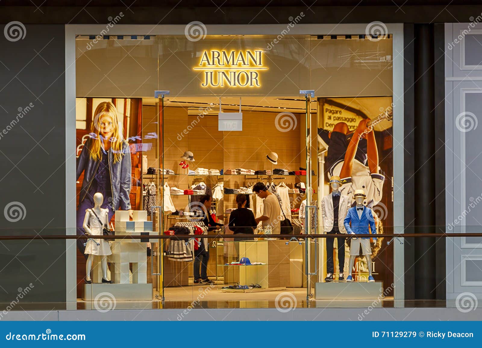 Armani Junior Boutique image stock éditorial. Image du marque 71129279