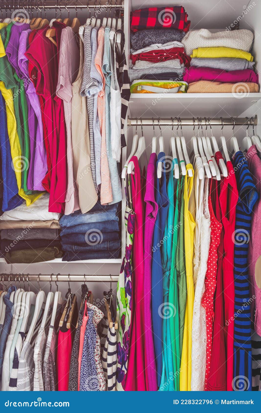 Armario De Casa Dormitorio Armario Limpio Para Mujeres Ropa De Moda Colgando De Racks. Ropa De Mujer Foto de archivo - Imagen de ordenado, ropa: 228322796