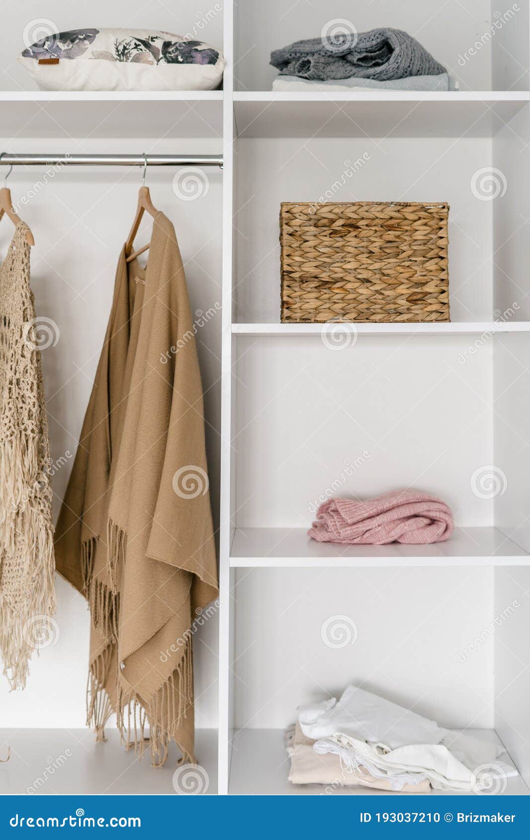 https://thumbs.dreamstime.com/z/armario-grande-y-moderno-en-el-vestidor-foto-vertical-de-un-con-accesorios-uso-femenino-caja-textil-193037210.jpg