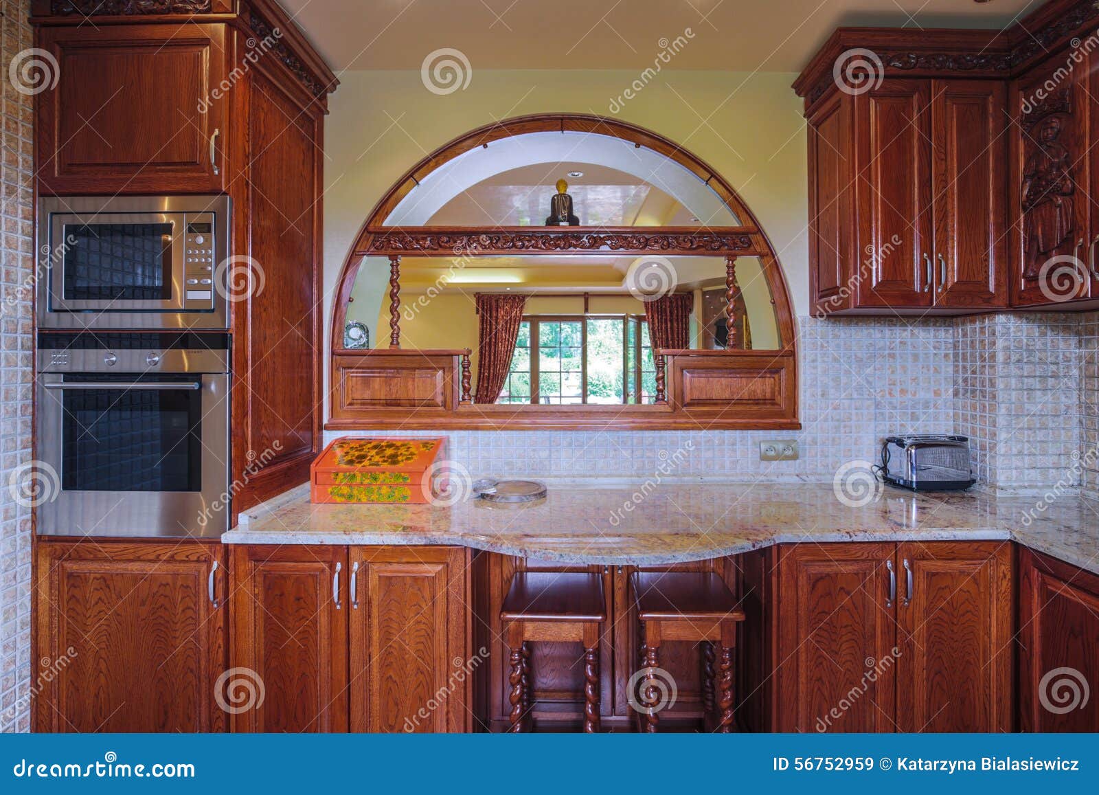 Armarios De Madera En La Cocina Imagen de archivo - Imagen de sitio