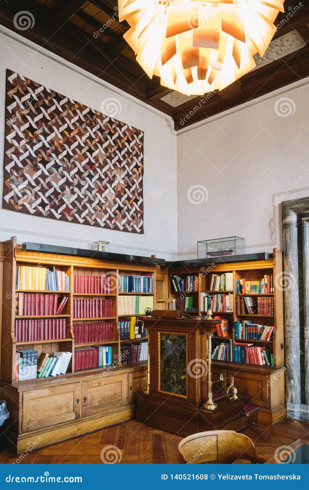Armazenamento dos livros Grande biblioteca velha no estilo gótico Prateleiras e fileiras com livros Biblioteca de cidade na câmara municipal Dinamarca Copenhaga do 18 de fevereiro de 2019