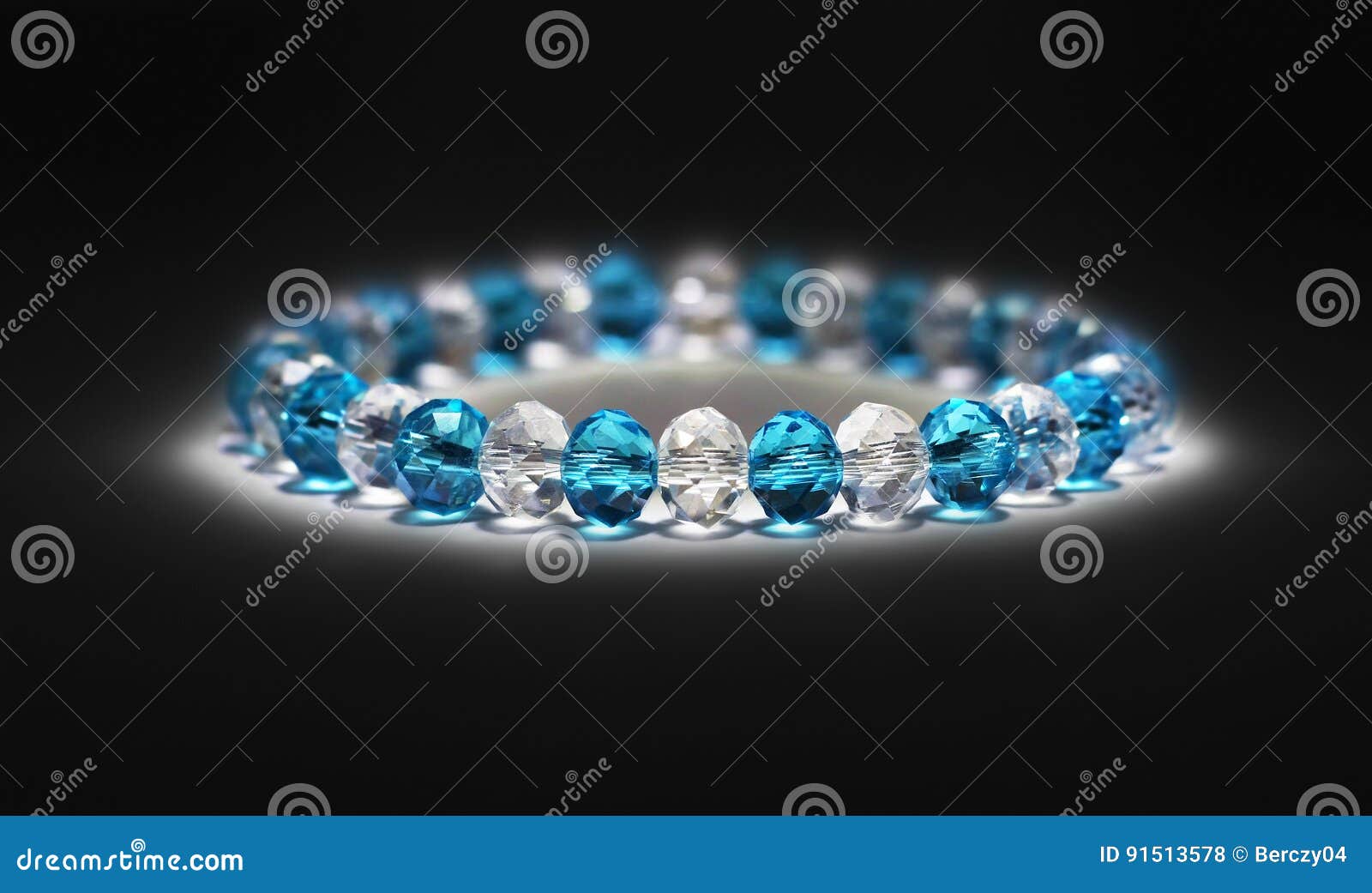 Bij elkaar passen Ontembare wagon Armband Mit Blauen Steinen Auf Schwarzem Stockfoto - Bild von geschenk,  eleganz: 91513578