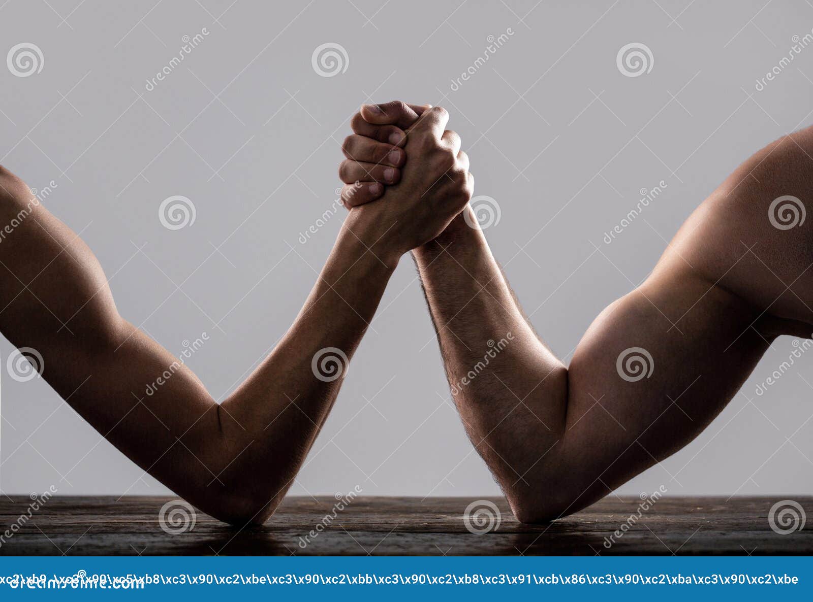 Armdrucken Stark Mannarmdrucken Mit Muskeln Ein Kummerlicher Schwacher Mann Dunnes Einreichung Des Armringkampfs Und Ein Sehr St Stockbild Bild Von Wettbewerb Bodybuilder 207301379