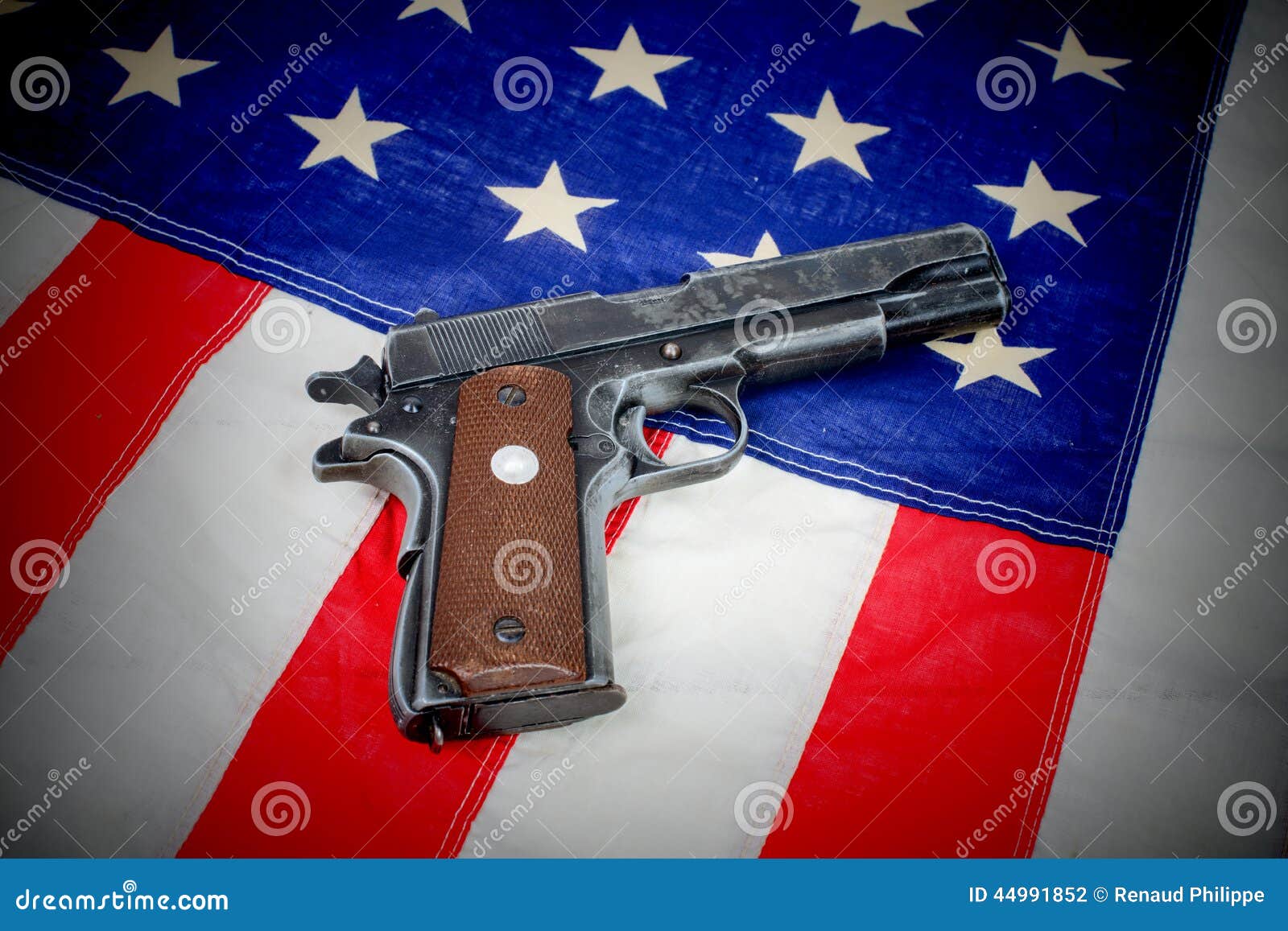 Arme à Feu étendue Sur Le Drapeau Américain Photo stock - Image du