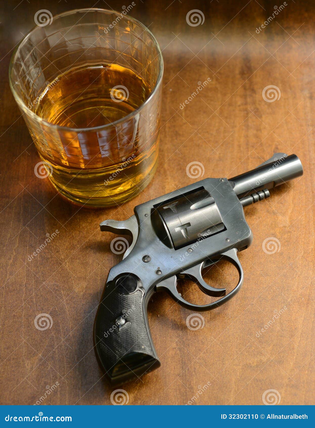 Arme à feu et alcool photo stock. Image du biberonner - 32302110