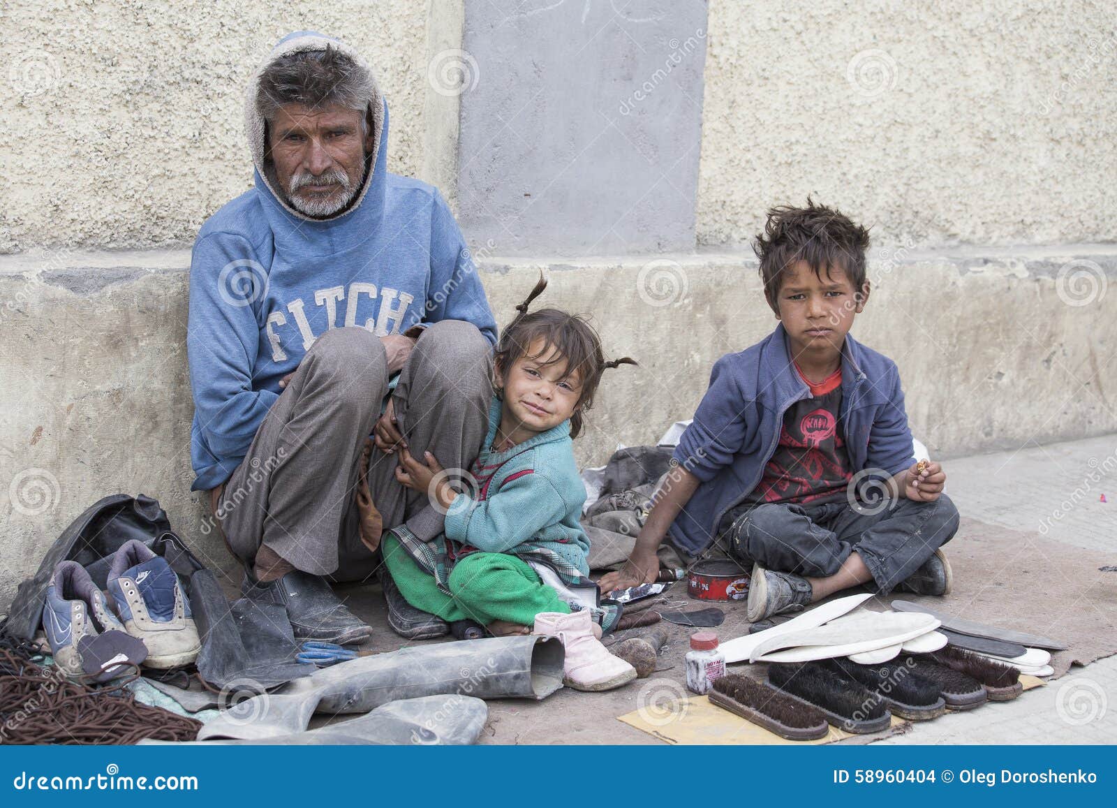 Arme Familie in Leh, Indien Redaktionelles Stockbild Bild von bettler