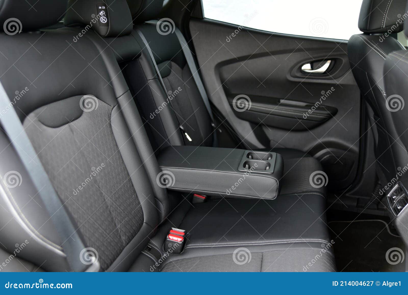 Armlehne Im Auto Mit Becherhalter Für Die Hintere Sitzreihe Stockbild -  Bild von fahrzeug, schalthebel: 214004627