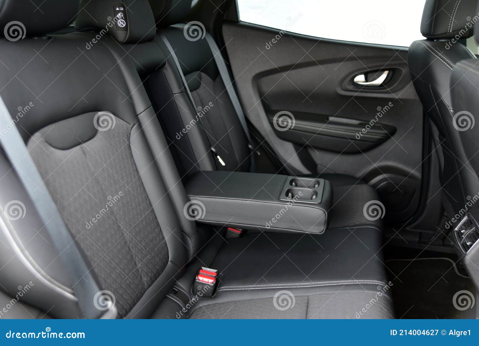 https://thumbs.dreamstime.com/z/armlehne-im-auto-mit-becherhalter-f%C3%BCr-die-hintere-sitzreihe-detail-inneren-des-modernen-autos-214004627.jpg