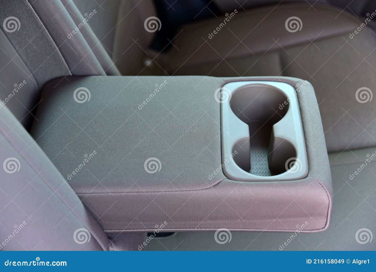 https://thumbs.dreamstime.com/z/armlehne-im-auto-mit-becherhalter-f%C3%BCr-die-hintere-sitzreihe-detail-inneren-des-modernen-autos-216158049.jpg