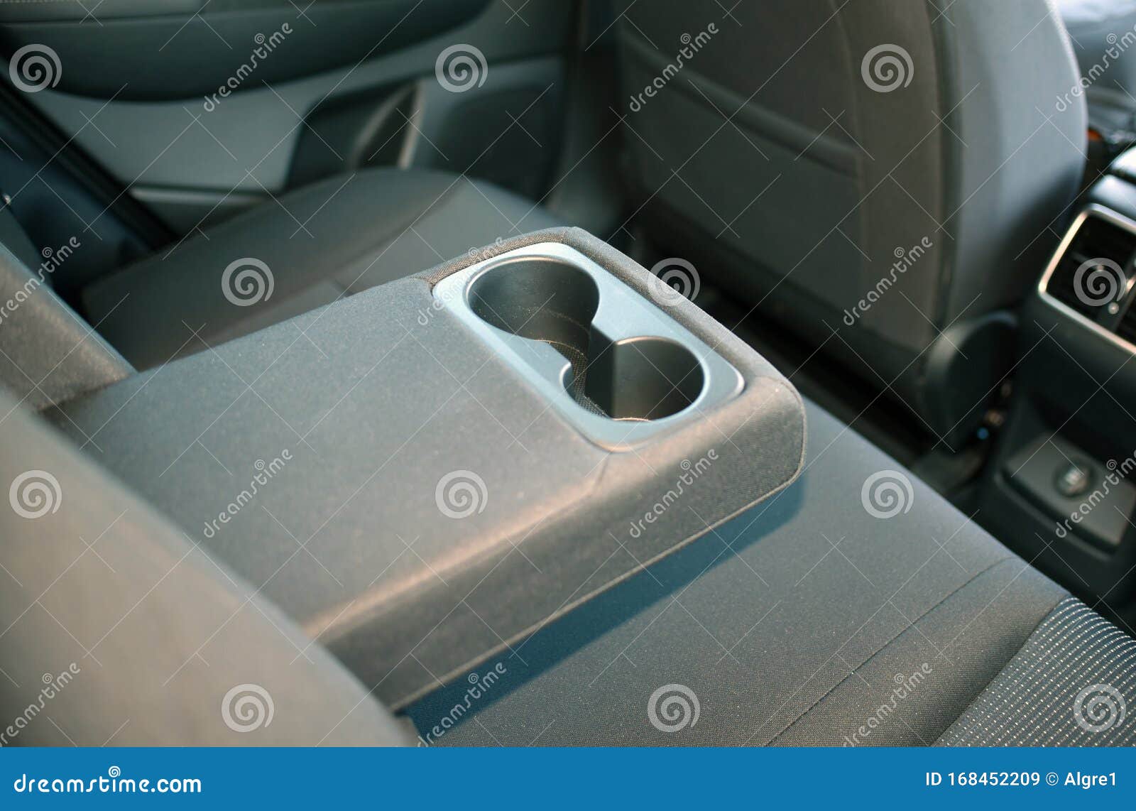 Armlehne Im Auto Mit Tassen-Halter Für Hintere Sitzreihen Stockbild - Bild  von reflexion, luxus: 168452209