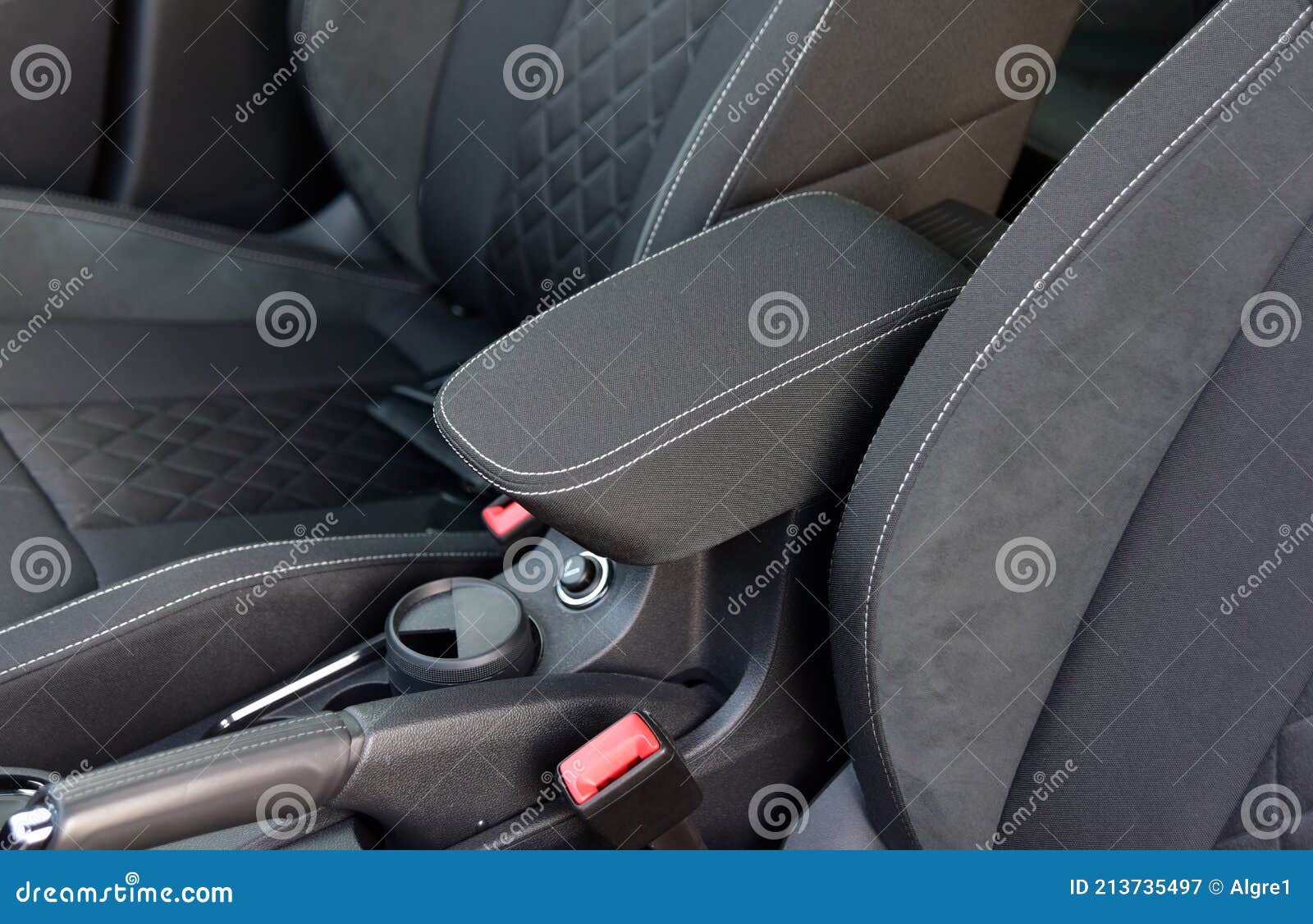 https://thumbs.dreamstime.com/z/armlehne-im-luxuspersonenkraftwagen-zwischen-den-vorderen-sitzen-auto-detail-innerhalb-des-modernen-autos-213735497.jpg